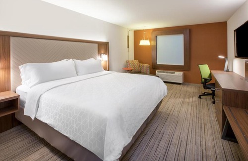 Elkhorn Hotel | Holiday Inn Express & Suites - West Omaha - Elkhorn by IHG
