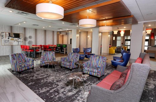 Sioux Falls Hotel | Holiday Inn & Suites Sioux Falls - Airport by IHG