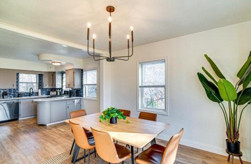Des Moines House | Home w/Spacious Yard, 3 Mi to Dtwn Des Moines!