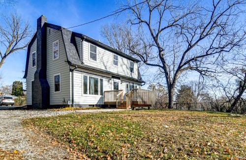 Des Moines House | Home w/Spacious Yard, 3 Mi to Dtwn Des Moines!