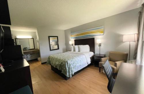 Battle Creek Hotel | HomeTowne Studios by Red Roof Battle Creek
