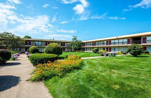 Battle Creek Hotel | HomeTowne Studios by Red Roof Battle Creek