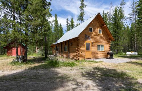 Island Park House | Hooter Hollow by KABINO Fire Pit Big Driveway SmartTV Grill WiFi