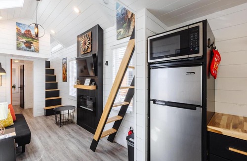 Apple Valley House | Hot Tub & BBQ Deck, Tiny Home Near Zion National Park