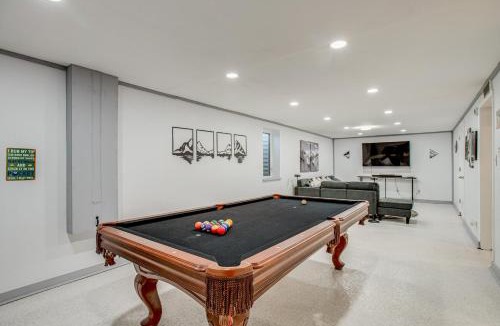 Dupont House | Hot Tub, Fire Pit! Group-Ready Stay Near Denver