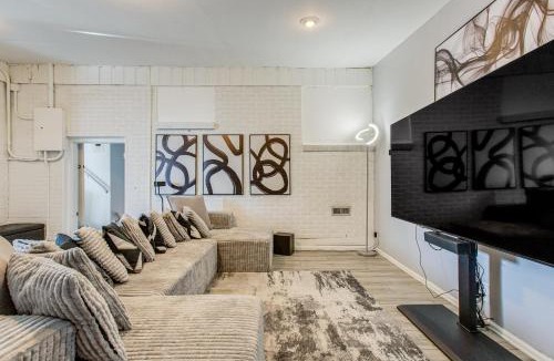Dupont House | Hot Tub, Fire Pit! Group-Ready Stay Near Denver