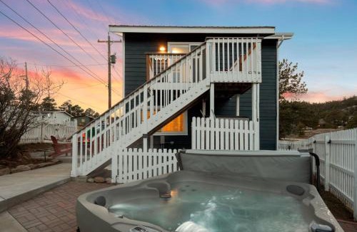 Chamberlain House | Hot Tub Fire Pit Walk to Stanley & Downtown
