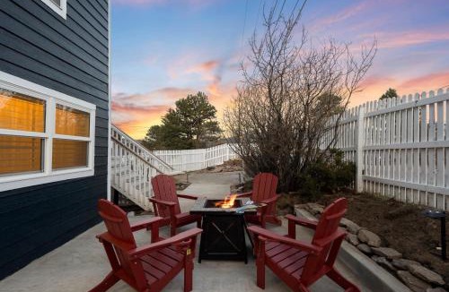 Chamberlain House | Hot Tub Fire Pit Walk to Stanley & Downtown