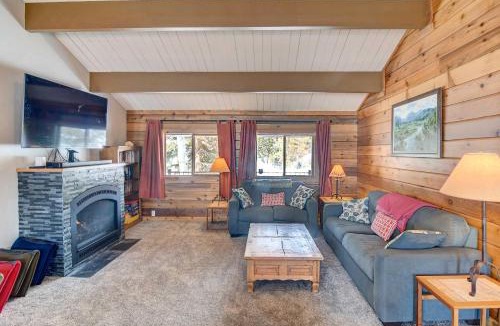 Grand Lake House | Hot Tub & Mtn Views: Waterfront Grand Lake Cabin!