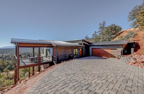 Pine House | Hot Tub & Panoramic Mtn Views: Pine Retreat!