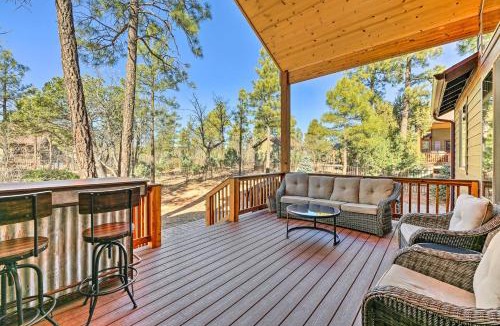 Show Low House | Hot Tub & Ponderosa Views! Luxe Cabin in Lakeside
