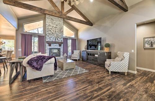 Show Low House | Hot Tub & Ponderosa Views! Luxe Cabin in Lakeside