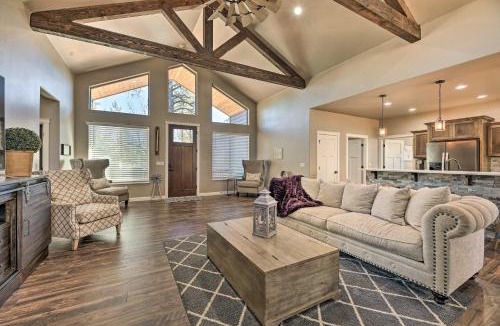 Show Low House | Hot Tub & Ponderosa Views! Luxe Cabin in Lakeside