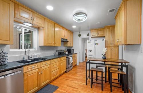 Riverside House | Hot Tub - Pool - FirePit - GameRoom - Sleeps 12!