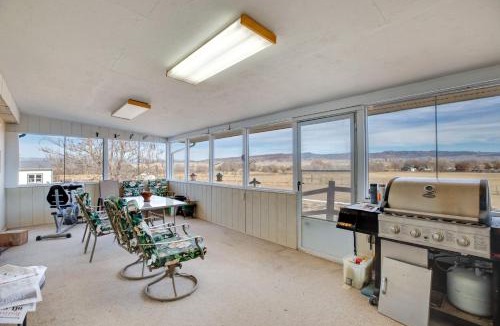 Montrose House | Hot Tub & Screened Porch: Getaway in Montrose!