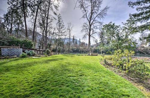 Grants Pass House | Hot Tub & Views: Spacious Getaway on Rogue River
