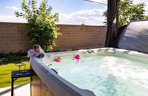 Westminster House | Hot Tub w Mountain View