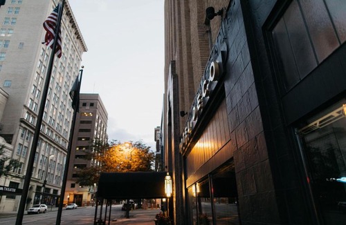 Downtown Omaha Hotel | Hotel Deco Omaha, Tapestry Collection by Hilton