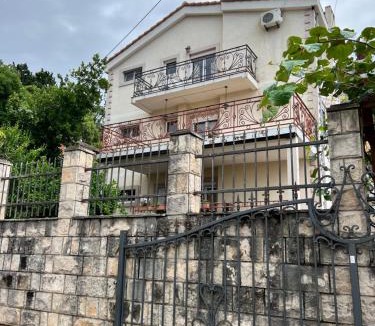 Utjeha Apartment | House with pool and sea view