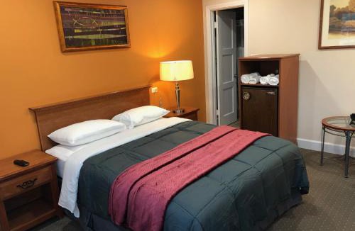 Ridgecrest Hotel | Howard Johnson by Wyndham Ridgecrest, CA