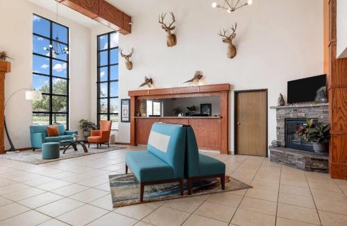 Oacoma Hotel | Howard Johnson by Wyndham Oacoma Hotel & Suites