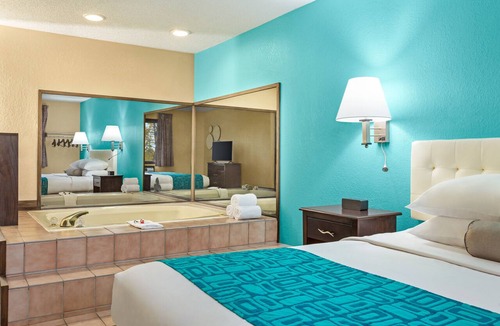 Waterloo Hotel | Howard Johnson by Wyndham Waterloo/Cedar Falls