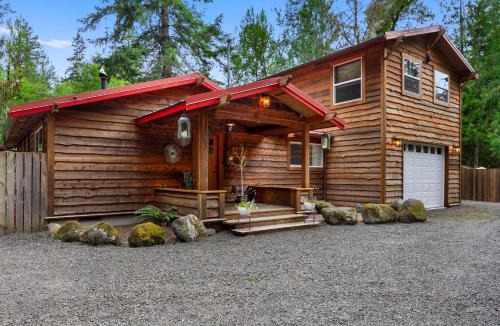 Marmot House | Howard's Hideaway Riverfront Pet Friendly Cabin