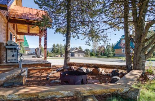 Island Park House | Huckleberry Hollow by KABINO Hot Tub FirePit PS2 Satellite Grill WiFi Golf Course