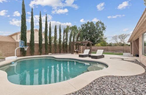Paradise Valley Village Apartment | Hues of the Horizon House with Pool & BBQ