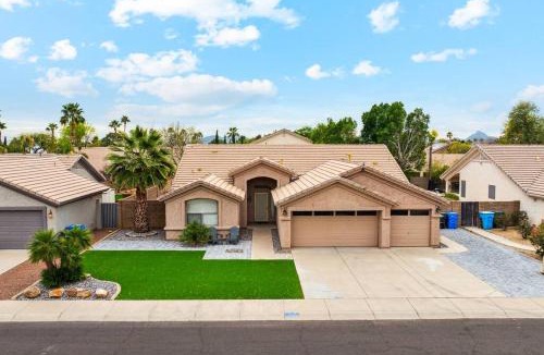 Paradise Valley Village Apartment | Hues of the Horizon House with Pool & BBQ