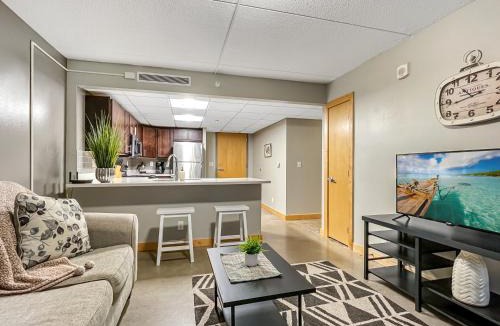 Downtown Des Moines Apartment | HUGE 2BR Apt Next to Wells Fargo -FREEParking!