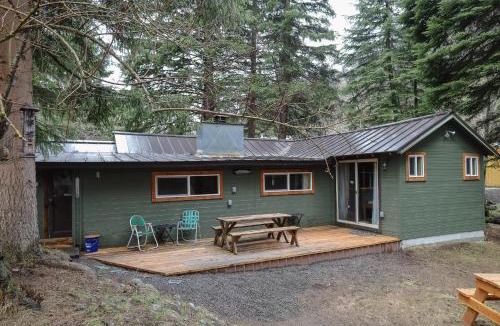 Wallowa County House | Ice Creek Hollow Wood Den at Wallowa Lake