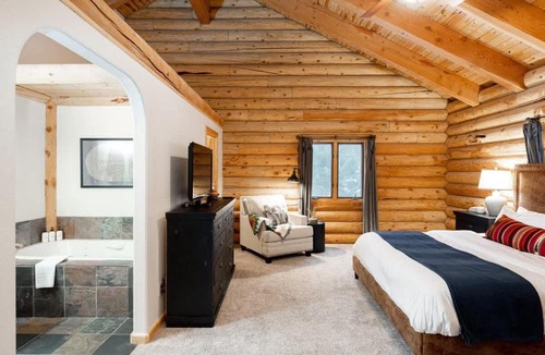Idaho Springs House | Iconic Log Cabin Escape - Idaho Springs - Hot Tub