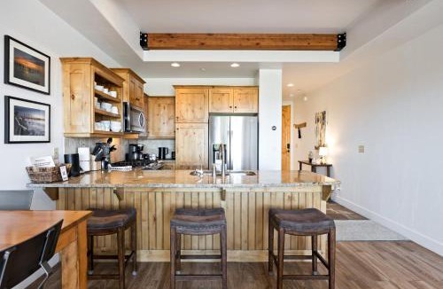 Kimball Junction Resort | Iconic stay for 6 10 Min Drive to Base, Full Kitchen, Private Hot Tub, Restaurants Nearby!