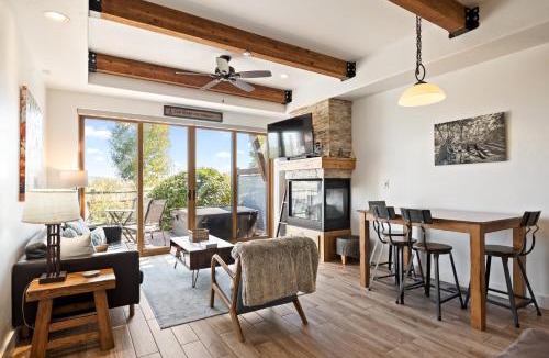 Kimball Junction Resort | Iconic stay for 6 10 Min Drive to Base, Full Kitchen, Private Hot Tub, Restaurants Nearby!