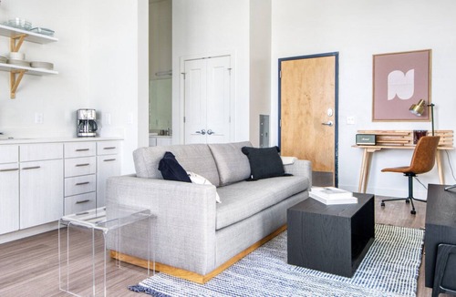 River North Art District Apartment | Ideal RiNo Studio w/ Gym, Roof Deck, in Brewery District, by Blueground