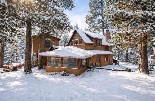 Pine Cove Villa | Idyllwild Retreat - Fire Pit, Views, Game Room