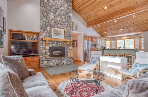 Deer Park House | Immaculate Single Level 4 Bedroom Home with Hot Tub and SHARC Passes!