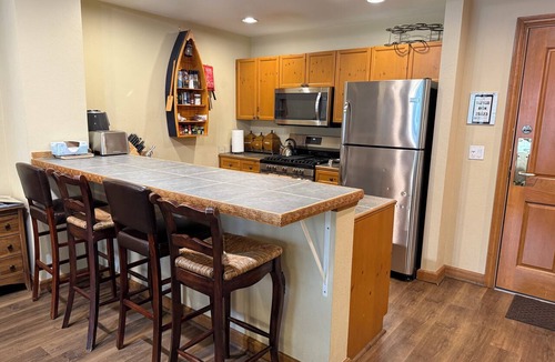Avon Condo | In the heart of Avon -walk to restaurants & gondola! Immaculate 2bed/2bath