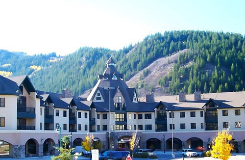 Avon Condo | In the heart of Avon -walk to restaurants & gondola! Immaculate 2bed/2bath