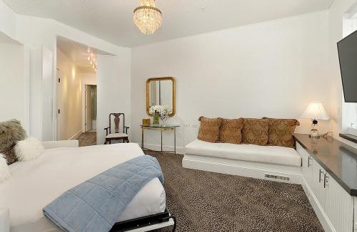 Downtown Hotel | Independence Square 310, Chic, Remodeled Studio w/Great Location in Aspen, A/C, & Kitchenette