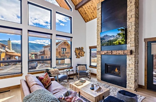 Estes Park House | Indoor/Outdoor Fireplace, Jacuzzi, Heated Bathroom Floors