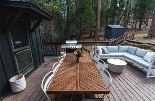 North Wawona House | Inside Yosemite Forest Cabin w Hot Tub & AC
