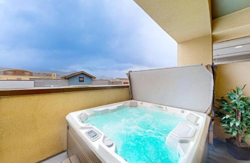 Kimball Junction House | Inviting condo in Newpark Town Center with hot tub and great balcony views