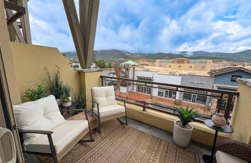Kimball Junction House | Inviting condo in Newpark Town Center with hot tub and great balcony views