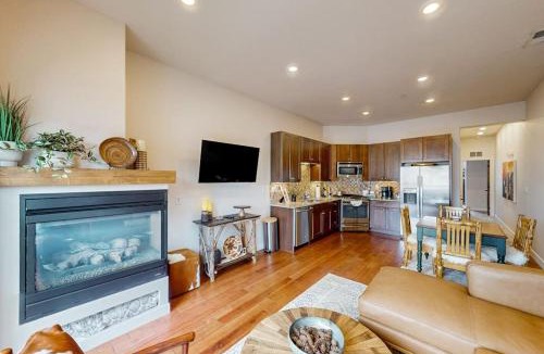 Kimball Junction House | Inviting condo in Newpark Town Center with hot tub and great balcony views