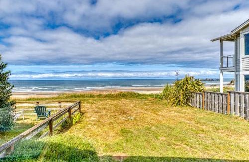 Bandon Apartment | Inviting dog-friendly studio with unobstructed ocean views