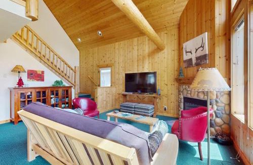 Redmond Ski Chalet | Inviting home with expansive deck BBQ grill & access to Eagle Crest Resort