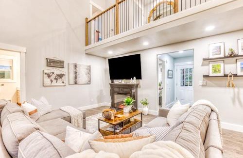 Welches House | Inviting home with fireplace sauna full kitchen & W&D