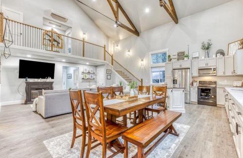 Welches House | Inviting home with fireplace sauna full kitchen & W&D